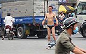 Gã trai quê "khỏa thân" đi cướp giật