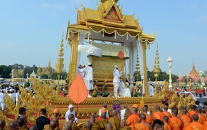 Rước cố vương Campuchia đến giàn hỏa thiêu