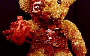 "Té ghế" với món quà rùng rợn mang tên "Teddy Zombie"