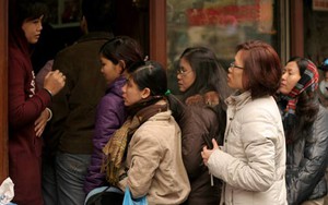 Chen chân xếp hàng mua bánh chưng như thời tem phiếu