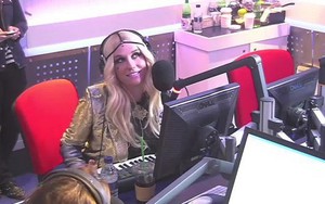 Ngôi sao Tik Tok thường chơi đàn bằng... ngực