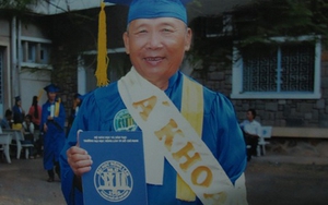 Hai cụ ông tốt nghiệp đại học khi gần 70 tuổi