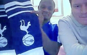 Trước derby Bắc London: Pháo thủ "ăn gạch" vì khoe khăn của Spurs