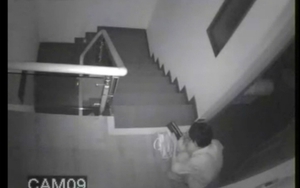 Tên trộm thản nhiên ngồi đếm tiền ngay trong nhà nạn nhân