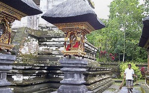 Treo biển “cấm tình dục” tại đền thờ ở Bali