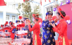 Cận cảnh đám cưới tập thể diễn ra tại trường học ở Hà Nội