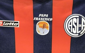 Hình tân Giáo hoàng được in trên áo thi đấu
