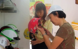 Hà Nội đổi mũ bảo hiểm rởm lấy... xịn!