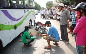 TP.HCM: Vợ trẻ ngất lịm bên xác chồng bị xe khách đâm