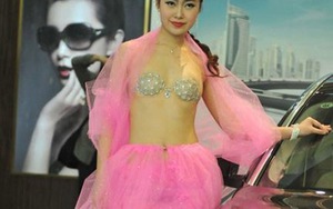 Mẫu ô-tô mặc áo ngực nạm kim cương