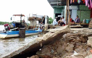 Lở đất làm hư hại 6 căn nhà ở Cà Mau