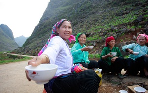 Những phụ nữ răng bịt vàng, uống rượu bằng bát