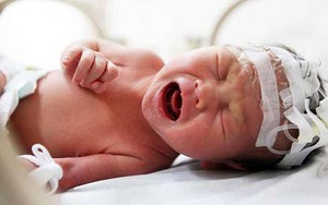 Cận cảnh quá trình cứu sống bé sơ sinh bị vứt trong toilet