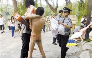 Khỏa thân vác ma-nơ-canh chạy quanh trường đại học
