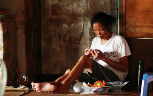 10m2 sống của 2 mẹ con trên sông Hồng qua ảnh