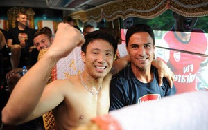 Gặp mặt fan cuồng cởi trần nhảy lên xe Arsenal