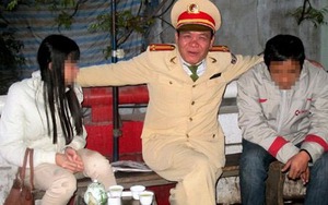 Cảnh sát giao thông lao vào đám cướp 10 tên có vũ khí