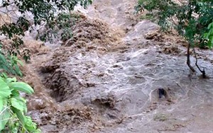 Xe chở vật liệu nổ bị lũ cuốn trôi, lái xe và phụ xe mất tích