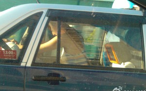 Say sưa "làm chuyện ấy" trên taxi mặc kệ mọi ánh nhìn