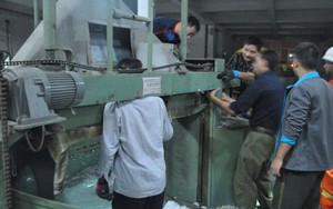 Kinh hoàng công nhân ở Trung Quốc bị kẹt đầu vào máy dệt