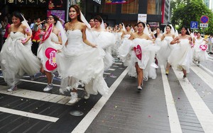 TG 24h qua ảnh: Cô dâu chạy thi trong Ngày lễ tình yêu của Trung Quốc