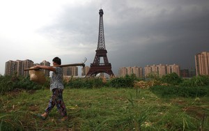 TG 24h qua ảnh: 'Tháp Eiffel' chìm giữa thành phố ma của Trung Quốc