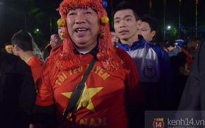 Mặc trời mưa, CĐV Việt Nam vẫn hồ hởi dự lễ xuất quân SEA Games