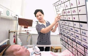 Nghị lực của người đàn ông viết sách bằng mắt