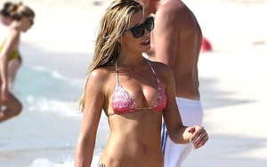 Diện Bikini bé xíu, vợ Crouch “cực nóng” trên bãi biển Dubai