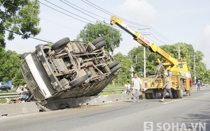 TP.HCM: Xe tải 'ăn vạ' trên đường, quốc lộ 1A tê liệt gần 1 giờ