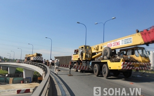 Container lật nhào trên cây cầu vượt nguy hiểm nhất Sài Gòn