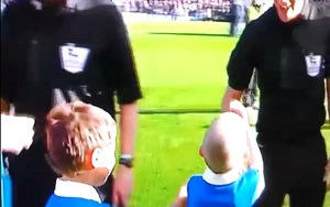 Fan nhí Everton cả gan vào sân, "làm trò" trêu Vua áo đen