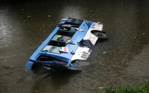 Xe khách chở 31 người lao xuống sông do tài xế tránh xe