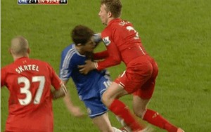 Cầu thủ Liverpool đánh Oscar ngay trên sân