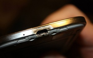 Samsung cố "bịt miệng" người dùng vụ Galaxy S4 bốc cháy