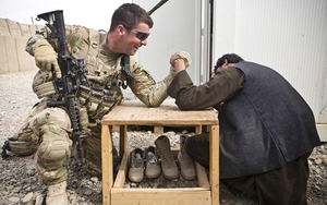 Ảnh TG 24/7: Lính Mỹ chơi vật tay với cảnh sát Afghanistan