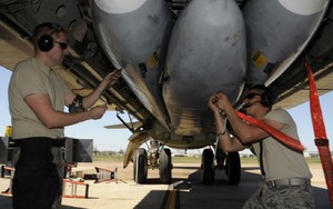 Xem lính Mỹ “khám bệnh” cho “pháo đài bay” B-52H