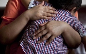 Đứng chờ bố mẹ đón, học sinh lớp 2 bị bảo vệ dâm ô