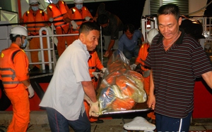 Vụ hai tàu đâm nhau: Thi thể nạn nhân đầu tiên được đưa vào bờ