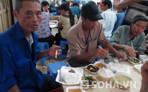 Rớt nước mắt nhìn bệnh nhân ung thư nghèo "xin ăn"
