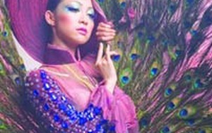 So sánh chim công thật và 'chim công' Linh Nga