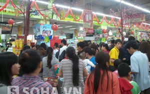 Siêu thị đông nghẹt người đi sắm Tết ngày cuối tuần