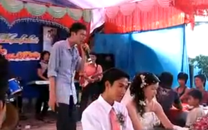 Đi dép tổ ong, hát rap "cực chất"