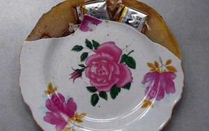 Đĩa chứa gói lạ là dụng cụ cờ bạc bịp?