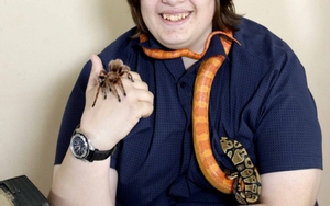 Cậu bé sống chung với rắn và nhện độc