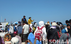 Quảng Ngãi: Hành khách tranh nhau lên tàu vào đất liền