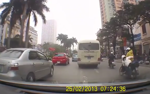 Thót tim khi thấy bé gái ngủ gật ngã từ trên xe xuống đường