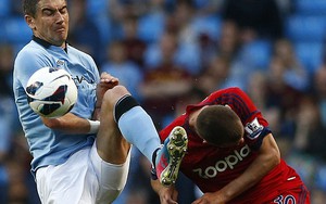 Pha đạp bóng ghê người của Kolarov
