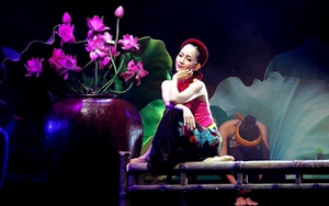 Ngắm Linh Nga đẹp như tranh vẽ trên sân khấu "Sen"