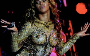 Beyonce sexy ngay trong đêm mở màn tour diễn